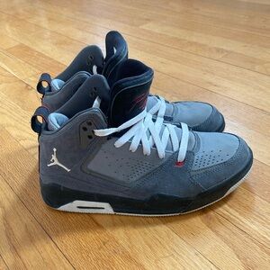 NIKE AIR JORDAN SC-2 FIGHT LIGHT GRAPHITE-WHITE-STEALTH-VARSITY RED SZ 8.5